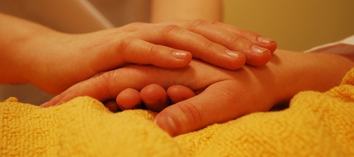 soins proche aidant mains maladie Photo Eliola via Pixabay
