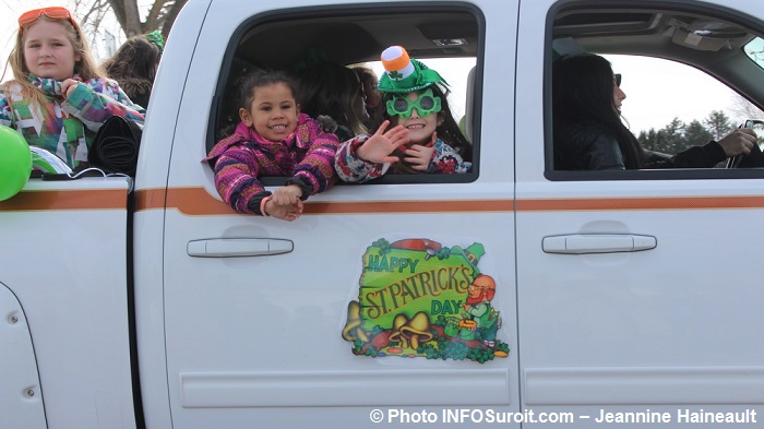 Defile Saint-Patrick de Chateauguay 2017-13 enfants dans camion Photo INFOSuroit-Jeannine_Haineault