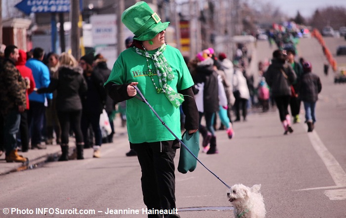 Defile Saint-Patrick de Chateauguay 2017-8 Spectateurs et chien Photo INFOSuroit-Jeannine_Haineault