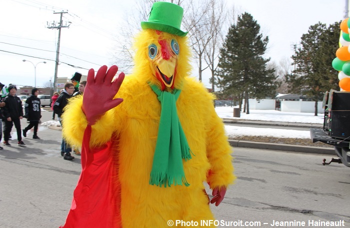 Defile Saint-Patrick de Chateauguay 2017-9 mascotte poulet Photo INFOSuroit-Jeannine_Haineault