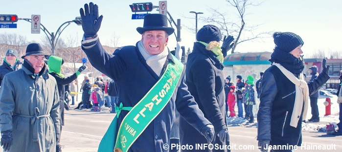 Defile St-Patrick Chateauguay 2014 marshall depute PierreMoreau Photo INFOSuroit-Jeannine_Haineault