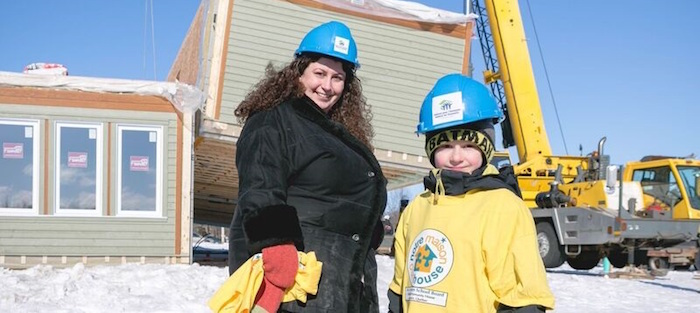 StaceyCater et son fils Chase devant maison Ormstown Photo courtoisie HabitathumaniteQc via MRC