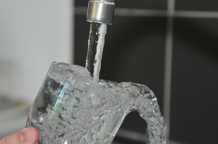 eau potable verre-d_eau robinet boire Photo com77380 via Pixabay CC0
