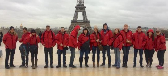groupe etudiants CentredesMoissons CFP devant Tour Eiffel Photo courtoisie CSVT