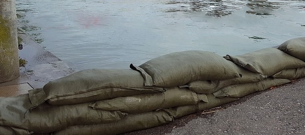sacs de sable inondation riviere Photo 4073527 via Piaxabay