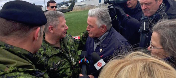 general JVance chef etat-major armee canadienne avec maire de Rigaud Photo courtoisie VR