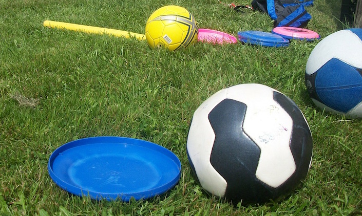 jeux enfants ballon soccer frisbee Photo PublicDomainPictures via Pixabay