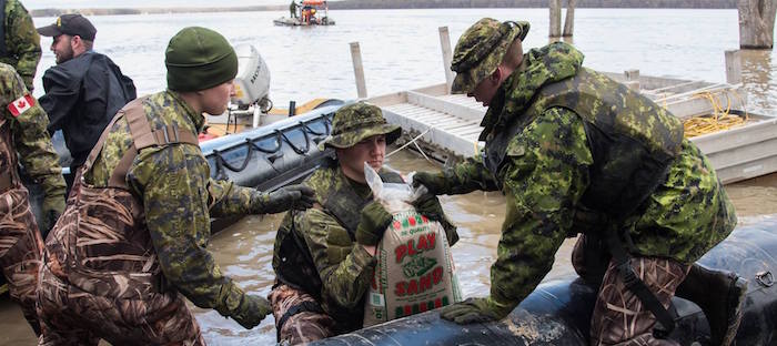 soldats sacs de sable inondation Rigaud Photo Cpl DjalmaVuong-deRamos BAP2 DivCA