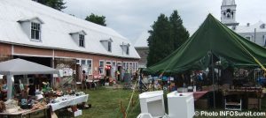 Bazar-St-Louis-de-Gonzague-grange-meubles-vaisselle-bric-a-brac-eglise-Photo-INFOSuroit