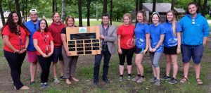 hommage plaque animateurs camps de jour St-Lazare Photo courtoisie StL