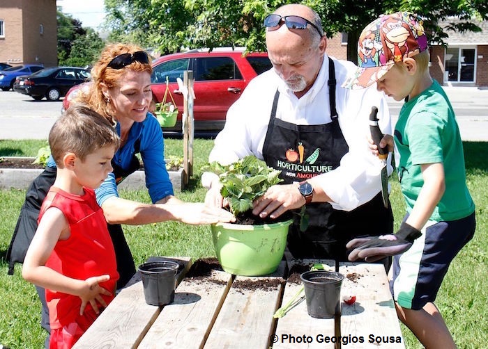 horticultrice KDelisle maire GPilon et enfants du voisinage Photo Georgios Sousa via Ville VD