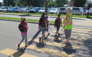 brigadiere scolaire et enfants rentree des classes a Valleyfield Photo courtoisie SdV