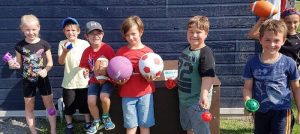 enfants avec jouets ballons des bacs_a_jouets MRC Haut-Saint-Laurent Photo courtoisie