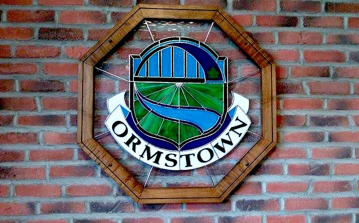 logo municipalite Ormstown en Vitrail realisation Verre2Go Photo via CLD
