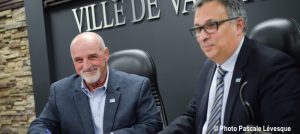 maire Vaudreuil-Dorion Guy_Pilon avec greffier Jean_St-Antoine Photo Pascale_Levesque via VD