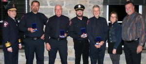 des honneurs pour pompiers de St-Louis-de-Gonzague avec DG et maire photo courtoisie