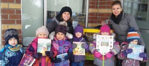 enfants avec livres via les boites Croque_Livres de Sainte-Martine et MLaberge Photo courtoisie SteMartine