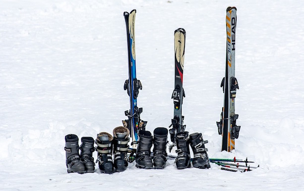 ski alpin bottes batons equipements photo Confused_me via Pixabay CC0