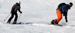 ski alpin et snowboard photo WoodyPino via Pixabay CC0