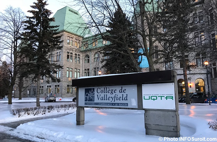 College de Valleyfield UQTR enseigne rue Champlain hiver 2018 photo INFOSuroit