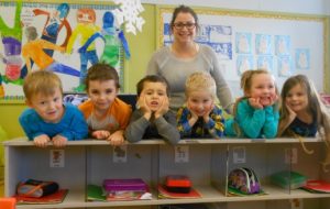 ecole maternelle inscription enfants eleves enseignante photo courtoisie CSVT via INFOSuroit