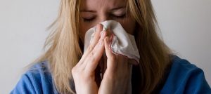 femme grippe rhume mouchoir maladie photo Mojpe via Pixabay CC0