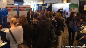 Salon emplois Vaudreuil-Soulanges kiosque CISSSMO et visiteurs photo INFOSuroit