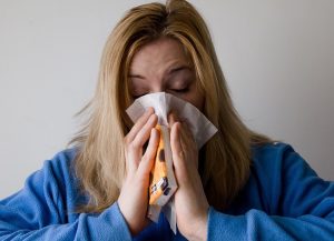 femme grippe rhume mouchoir kleenex photo Mojpe via Pixabay CC0 et INFOSuroit
