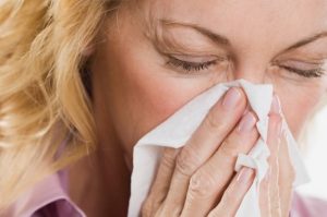 rhume grippe mouchoir kleenex femme maladie photo CPA via INFOSuroit