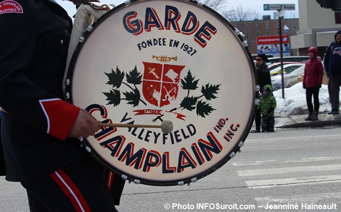 Defile St-Patrick 2017 Chateauguay musicien tambour Garde Champlain Valleyfield photo INFOSuroit-Jeannine_Haineault