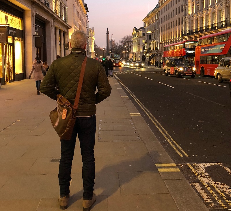 Mike Gauthier en direction place Trafalgar a Londres pour Britishow photo courtoisie publiee par INFOSuroit