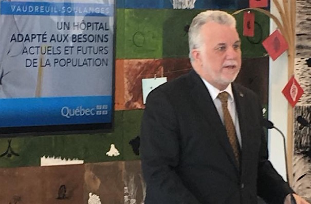 Philippe_Couillard premier_ministre Quebec a Vaudreuil-Dorion annonce hopital VS 22mars2018 photo courtoisie CISSSMO