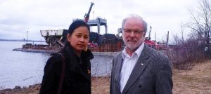 deputee Anne Quach avec le maire de Beauharnois Bruno Tremblay devant Kathryn Spirit photo courtoisie