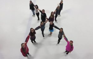 des patineurs du CPA de Beauharnois en vue de la revue sur glace 2018 photo courtoisie