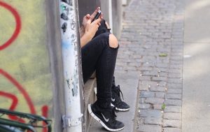 jeunesse adolescente cellulaire photo Marcino via Pixabay CC0 et INFOSuroit