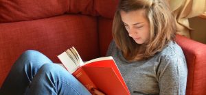 jeunesse lecture loisir photo 455992 via Pixabay CC0 et INFOSuroit_com