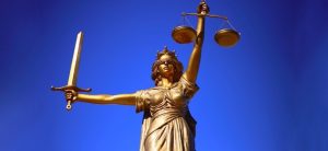 justice balance dame justice William_Cho via Pixabay CC0 et INFOSuroit 2