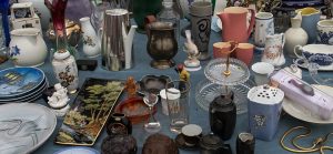 vente de garage assiettes vaisselles verres marche aux puces photo Domeckopol via Pixabay CC0 et INFOSuroit