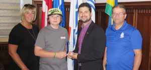 Maire d_un jour Alex_Gagnon avec maire Miguel_Lemieux representant ecole et optimiste photo courtoisie