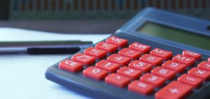calculatrice calcul comptabilite budget taxe photo Edar via Pixabay CC0 et INFOSuroit