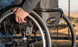 chaise roulante personne mobilite reduite handicap photo Steve Pb via Pixabay CC0 et INFOSuroit