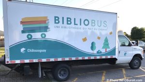 lecture livres bibliobus ville de Chateauguay juin2018 photo INFOSuroit