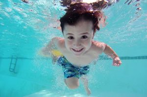 piscine enfant plaisir baignade saison estivale photo Adrit1 via Pixabay CC0 et INFOSuroit