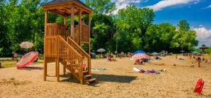 plage du parc regional des Iles-de-Saint-Timothee parasols photo courtoisie