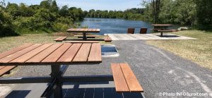table pique-nique et chaises longues mobilier urbain parc lineaire riviere St-Charles a Valleyfield photo INFOSuroit