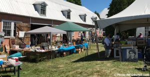 Bazar St-Louis-de-Gonzague grange et gazebos bric-a-brac juillet2018 photo INFOSuroit