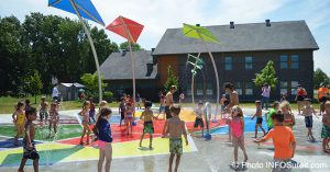 Enfants-inauguration-jeu-d_eau-Vaudreuil_Dorion-photo-INFOSuroit