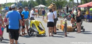 Fete des Moissons a Sainte-Martine musique mascotte exposants familles jeux photo INFOSuroit