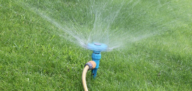 arrosage automatique eau potbale pelouse boyau photo BlueBudgie via Pixabay CC0 et INFOSuroit