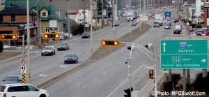 autoroute 20 boul Harwood a Vaudreuil-Dorion feux circulation camions autos mars2017 photo INFOSuroit